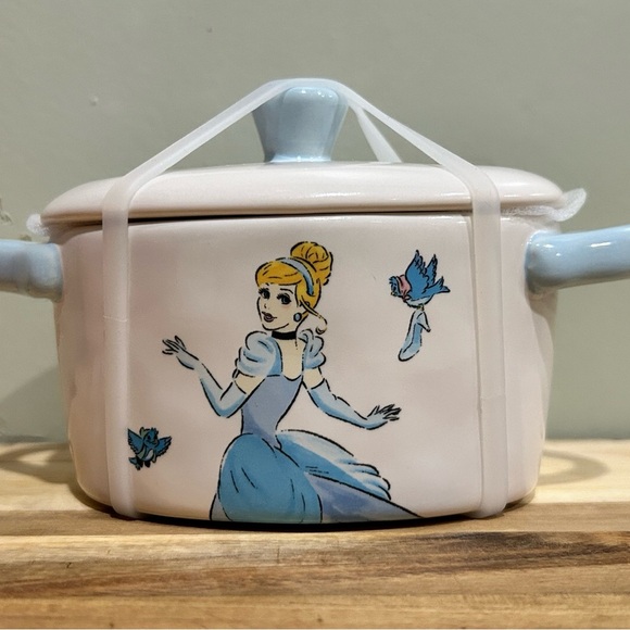 Rae Dunn Disney Princess dish featuring Cinderella. Gorgeous design. Lid. NEW! - Picture 9 of 12